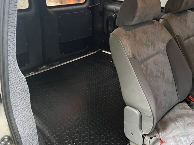 Серый Пежо Эксперт груз.-пасс., объемом двигателя 2 л и пробегом 444 тыс. км за 4000 $, фото 4 на Automoto.ua