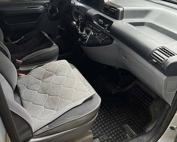 Серый Пежо Эксперт груз.-пасс., объемом двигателя 2 л и пробегом 444 тыс. км за 4200 $, фото 4 на Automoto.ua