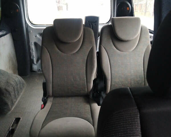 Серый Пежо Эксперт груз.-пасс., объемом двигателя 2 л и пробегом 274 тыс. км за 5500 $, фото 6 на Automoto.ua