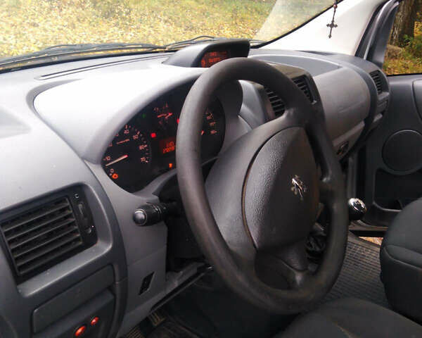 Серый Пежо Эксперт груз.-пасс., объемом двигателя 2 л и пробегом 274 тыс. км за 5500 $, фото 5 на Automoto.ua