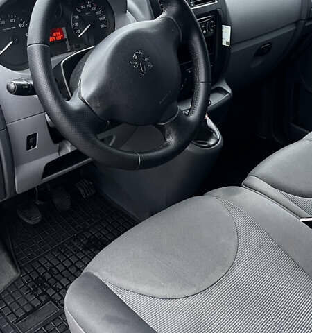 Серый Пежо Эксперт груз.-пасс., объемом двигателя 2 л и пробегом 289 тыс. км за 9300 $, фото 17 на Automoto.ua