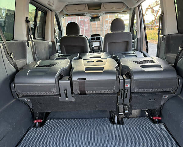 Серый Пежо Эксперт груз.-пасс., объемом двигателя 2 л и пробегом 330 тыс. км за 12500 $, фото 8 на Automoto.ua