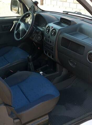 Белый Пежо Партнер груз.-пасс., объемом двигателя 2 л и пробегом 425 тыс. км за 2500 $, фото 8 на Automoto.ua