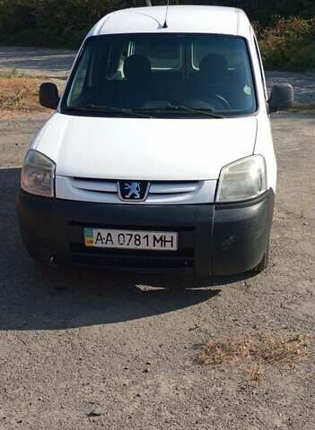 Белый Пежо Партнер груз.-пасс., объемом двигателя 2 л и пробегом 425 тыс. км за 2500 $, фото 1 на Automoto.ua