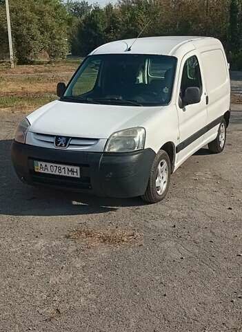 Белый Пежо Партнер груз.-пасс., объемом двигателя 2 л и пробегом 425 тыс. км за 2500 $, фото 2 на Automoto.ua