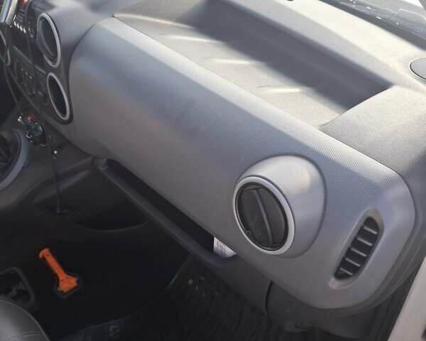 Білий Пежо Партнер вант.-пас., об'ємом двигуна 1.56 л та пробігом 250 тис. км за 5890 $, фото 3 на Automoto.ua