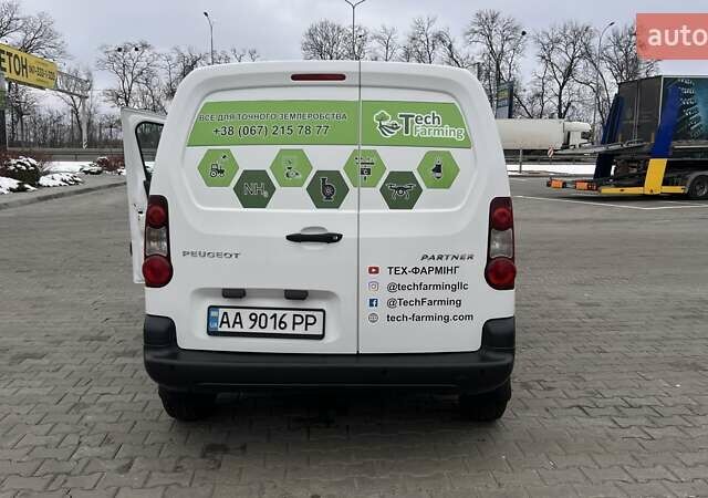 Белый Пежо Партнер груз.-пасс., объемом двигателя 1.6 л и пробегом 270 тыс. км за 8599 $, фото 2 на Automoto.ua