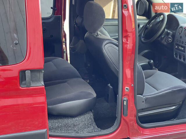 Красный Пежо Партнер груз.-пасс., объемом двигателя 2 л и пробегом 284 тыс. км за 3150 $, фото 33 на Automoto.ua