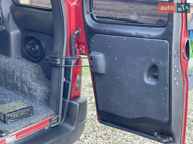 Красный Пежо Партнер груз.-пасс., объемом двигателя 2 л и пробегом 284 тыс. км за 3150 $, фото 51 на Automoto.ua