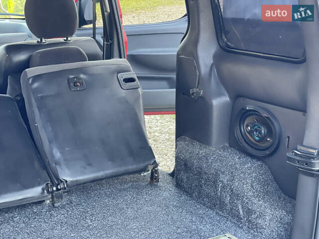 Красный Пежо Партнер груз.-пасс., объемом двигателя 2 л и пробегом 284 тыс. км за 3150 $, фото 42 на Automoto.ua