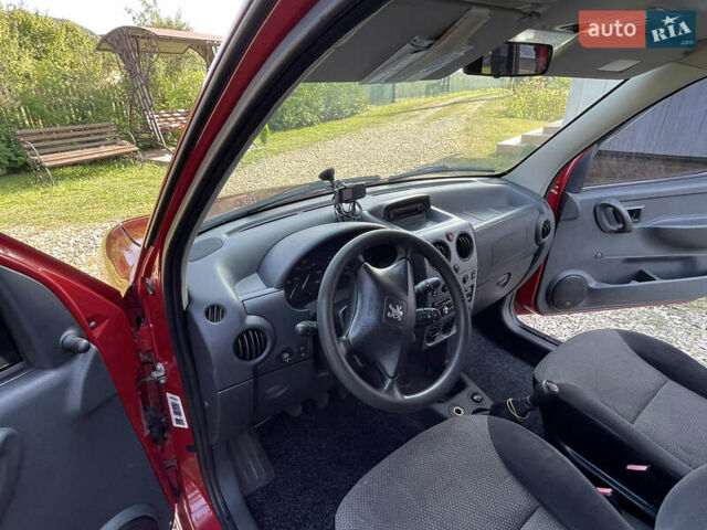 Красный Пежо Партнер груз.-пасс., объемом двигателя 2 л и пробегом 284 тыс. км за 3150 $, фото 38 на Automoto.ua