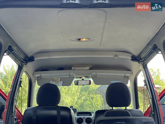 Красный Пежо Партнер груз.-пасс., объемом двигателя 2 л и пробегом 284 тыс. км за 3150 $, фото 45 на Automoto.ua