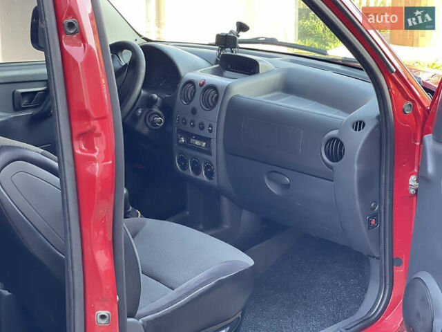 Красный Пежо Партнер груз.-пасс., объемом двигателя 2 л и пробегом 284 тыс. км за 3150 $, фото 32 на Automoto.ua