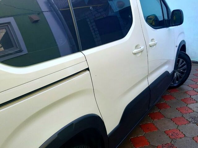 Белый Пежо Rifter, объемом двигателя 1.5 л и пробегом 16 тыс. км за 18000 $, фото 6 на Automoto.ua