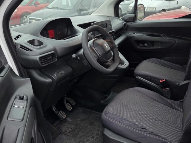 Білий Пежо Rifter, об'ємом двигуна 1.6 л та пробігом 170 тис. км за 13700 $, фото 4 на Automoto.ua