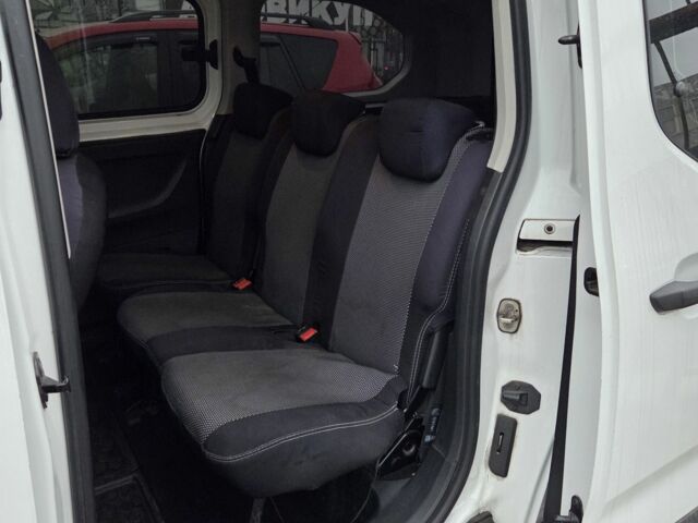 Білий Пежо Rifter, об'ємом двигуна 1.6 л та пробігом 170 тис. км за 13700 $, фото 5 на Automoto.ua