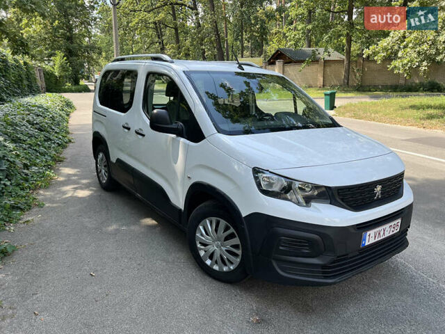 Белый Пежо Rifter, объемом двигателя 1.5 л и пробегом 230 тыс. км за 13500 $, фото 1 на Automoto.ua