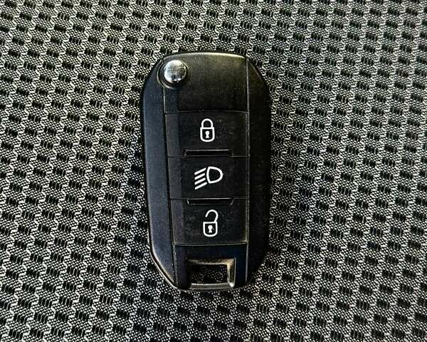 Белый Пежо Rifter, объемом двигателя 1.5 л и пробегом 73 тыс. км за 21999 $, фото 49 на Automoto.ua