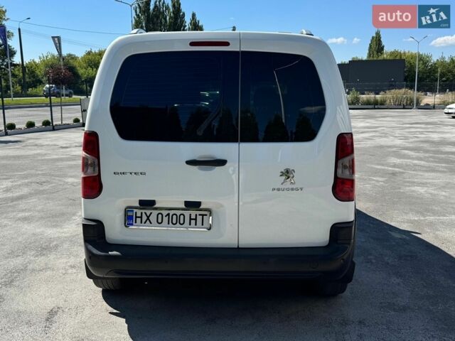 Белый Пежо Rifter, объемом двигателя 1.5 л и пробегом 217 тыс. км за 13100 $, фото 6 на Automoto.ua