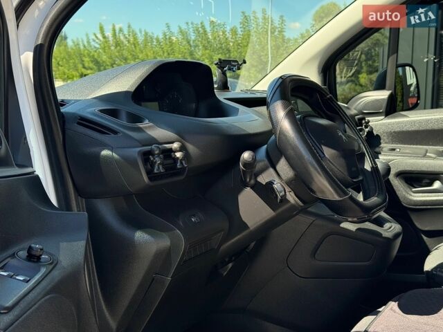 Белый Пежо Rifter, объемом двигателя 1.5 л и пробегом 217 тыс. км за 13100 $, фото 19 на Automoto.ua