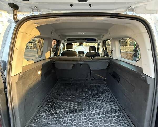 Белый Пежо Rifter, объемом двигателя 1.5 л и пробегом 73 тыс. км за 21999 $, фото 45 на Automoto.ua