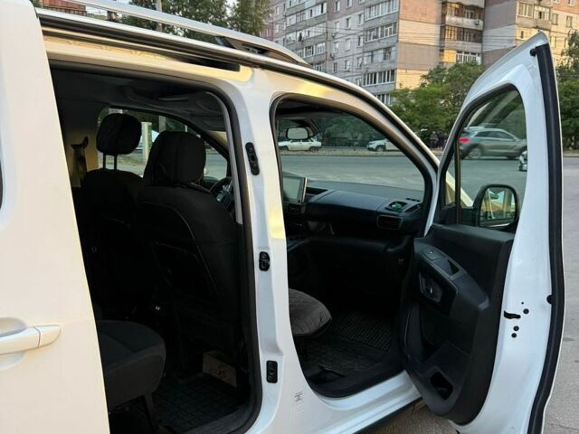 Белый Пежо Rifter, объемом двигателя 1.56 л и пробегом 160 тыс. км за 16500 $, фото 21 на Automoto.ua