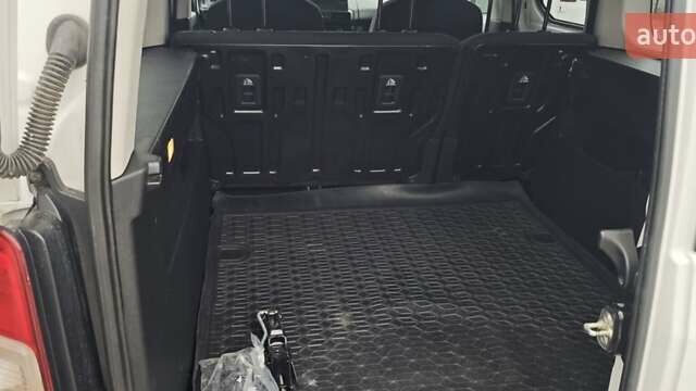 Белый Пежо Rifter, объемом двигателя 1.56 л и пробегом 150 тыс. км за 18500 $, фото 3 на Automoto.ua