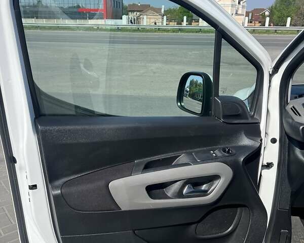 Белый Пежо Rifter, объемом двигателя 1.5 л и пробегом 206 тыс. км за 15500 $, фото 8 на Automoto.ua