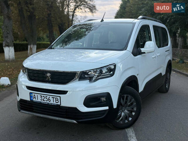 Белый Пежо Rifter, объемом двигателя 1.6 л и пробегом 40 тыс. км за 19999 $, фото 2 на Automoto.ua