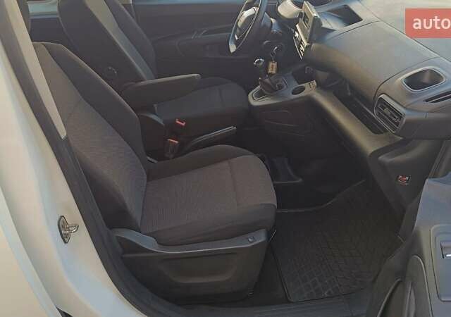 Білий Пежо Rifter, об'ємом двигуна 1.56 л та пробігом 107 тис. км за 15296 $, фото 5 на Automoto.ua