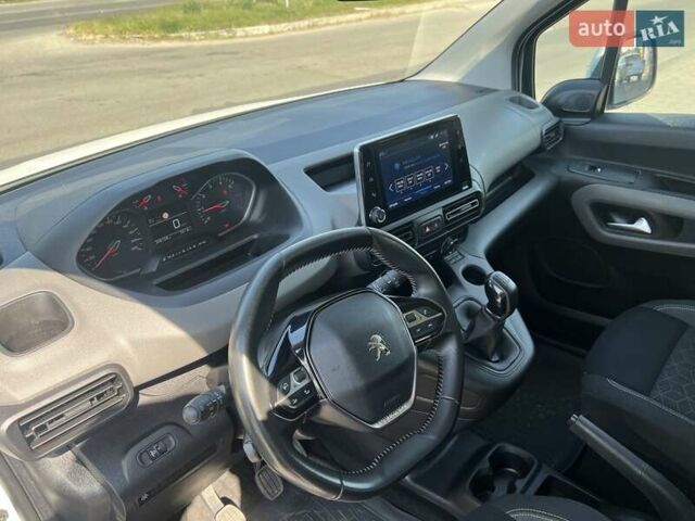 Белый Пежо Rifter, объемом двигателя 1.5 л и пробегом 206 тыс. км за 15500 $, фото 9 на Automoto.ua