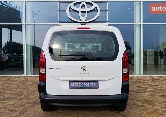 Білий Пежо Rifter, об'ємом двигуна 1.56 л та пробігом 138 тис. км за 14921 $, фото 3 на Automoto.ua