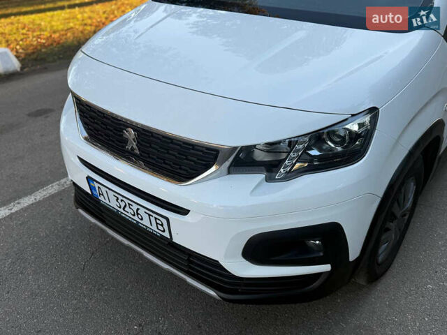 Белый Пежо Rifter, объемом двигателя 1.6 л и пробегом 40 тыс. км за 19999 $, фото 7 на Automoto.ua