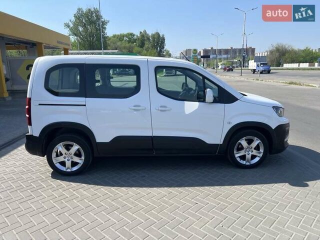 Белый Пежо Rifter, объемом двигателя 1.5 л и пробегом 206 тыс. км за 15500 $, фото 3 на Automoto.ua