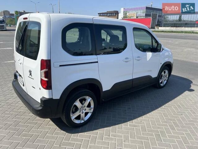 Белый Пежо Rifter, объемом двигателя 1.5 л и пробегом 206 тыс. км за 15500 $, фото 4 на Automoto.ua