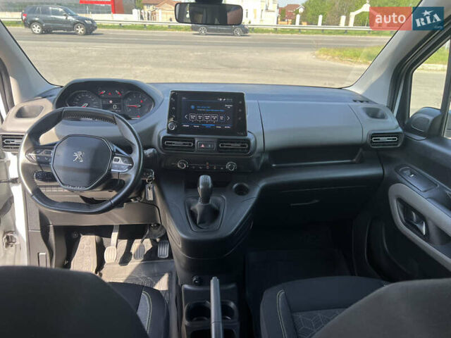Белый Пежо Rifter, объемом двигателя 1.5 л и пробегом 205 тыс. км за 15500 $, фото 13 на Automoto.ua