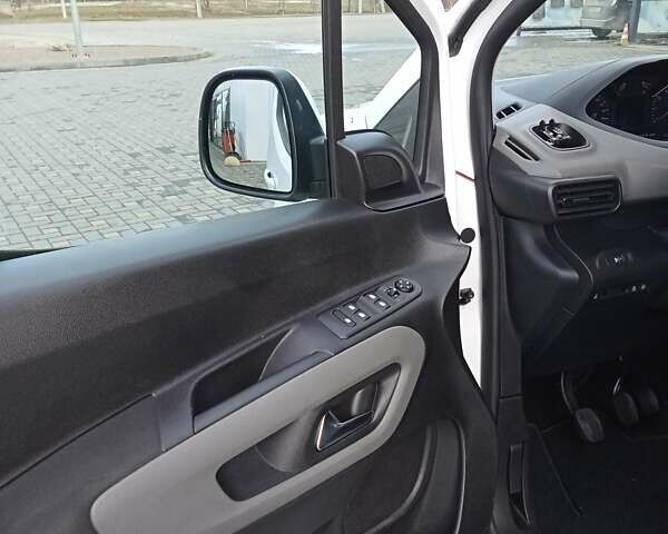 Белый Пежо Rifter, объемом двигателя 1.56 л и пробегом 260 тыс. км за 15000 $, фото 5 на Automoto.ua