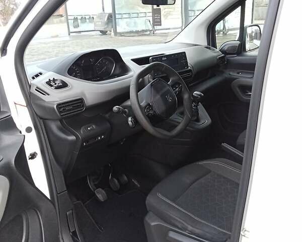Белый Пежо Rifter, объемом двигателя 1.56 л и пробегом 260 тыс. км за 15000 $, фото 4 на Automoto.ua