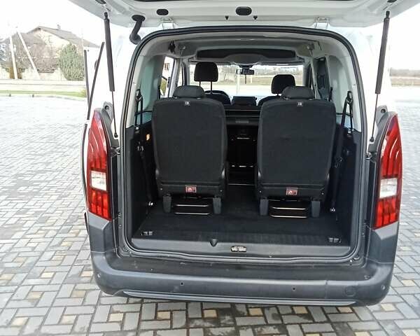 Белый Пежо Rifter, объемом двигателя 1.56 л и пробегом 260 тыс. км за 15000 $, фото 8 на Automoto.ua