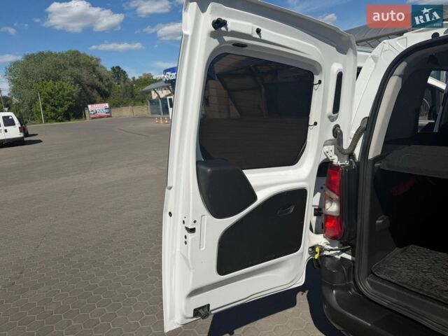 Білий Пежо Rifter, об'ємом двигуна 1.56 л та пробігом 57 тис. км за 17500 $, фото 23 на Automoto.ua