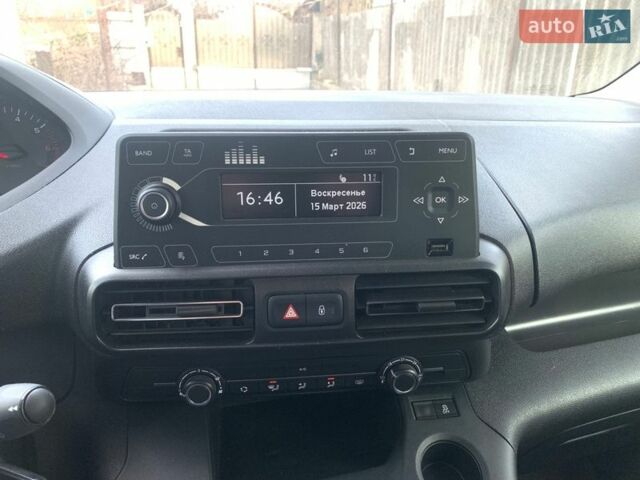 Белый Пежо Rifter, объемом двигателя 1.56 л и пробегом 60 тыс. км за 18000 $, фото 12 на Automoto.ua