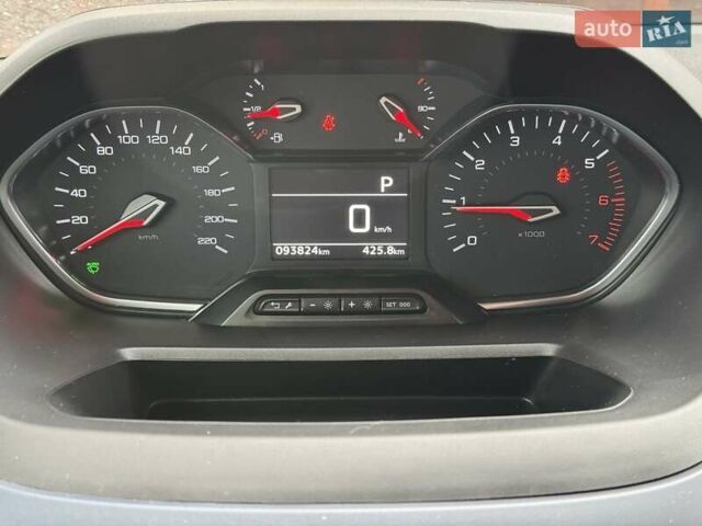 Білий Пежо Rifter, об'ємом двигуна 1.5 л та пробігом 93 тис. км за 21500 $, фото 13 на Automoto.ua