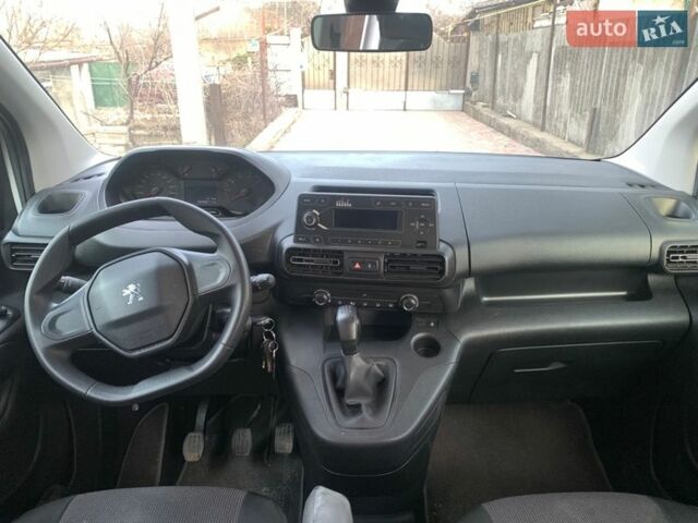 Белый Пежо Rifter, объемом двигателя 1.56 л и пробегом 60 тыс. км за 18000 $, фото 11 на Automoto.ua