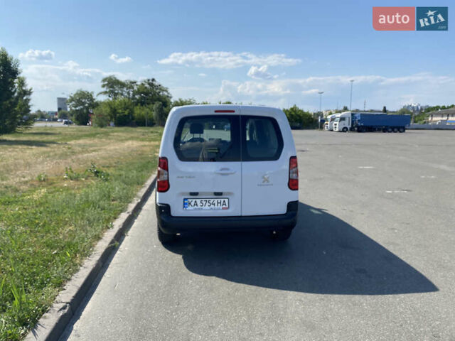 Белый Пежо Rifter, объемом двигателя 1.5 л и пробегом 15 тыс. км за 25000 $, фото 3 на Automoto.ua