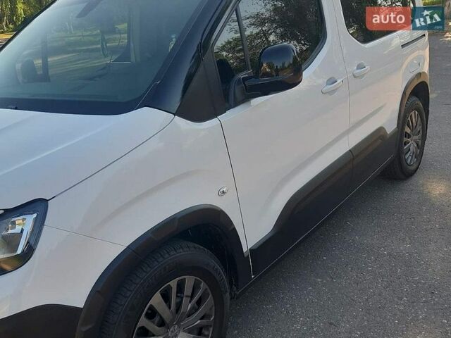 Білий Пежо Rifter, об'ємом двигуна 1.5 л та пробігом 17 тис. км за 19200 $, фото 1 на Automoto.ua