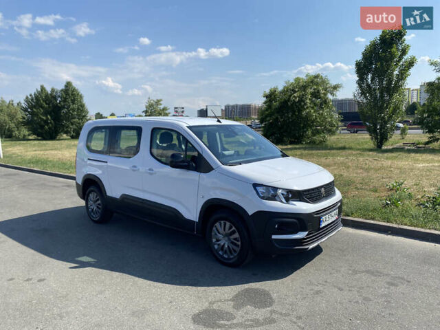 Белый Пежо Rifter, объемом двигателя 1.5 л и пробегом 15 тыс. км за 25000 $, фото 1 на Automoto.ua