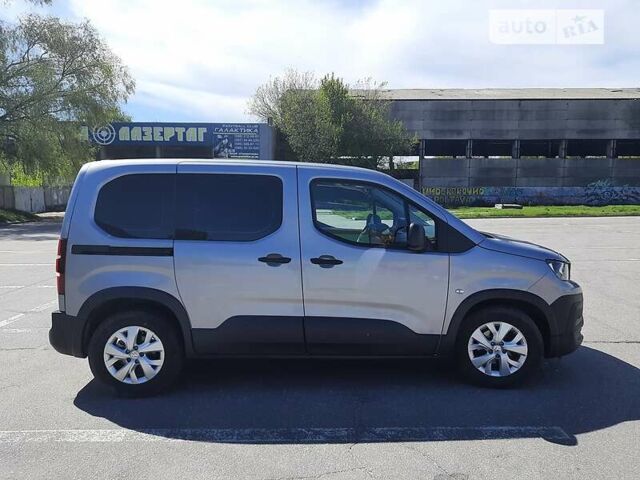 Серый Пежо Rifter, объемом двигателя 1.6 л и пробегом 76 тыс. км за 18999 $, фото 5 на Automoto.ua