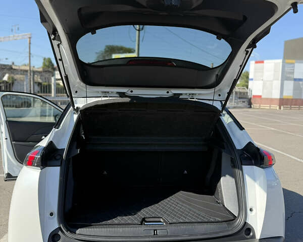 Белый Пежо e-2008, объемом двигателя 0 л и пробегом 173 тыс. км за 16500 $, фото 11 на Automoto.ua