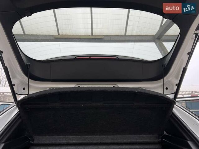 Белый Пежо e-2008, объемом двигателя 0 л и пробегом 131 тыс. км за 15750 $, фото 46 на Automoto.ua