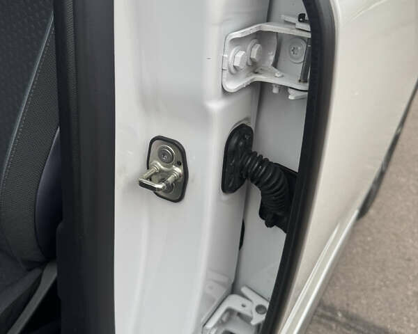 Білий Пежо e-2008, об'ємом двигуна 0 л та пробігом 142 тис. км за 16999 $, фото 25 на Automoto.ua